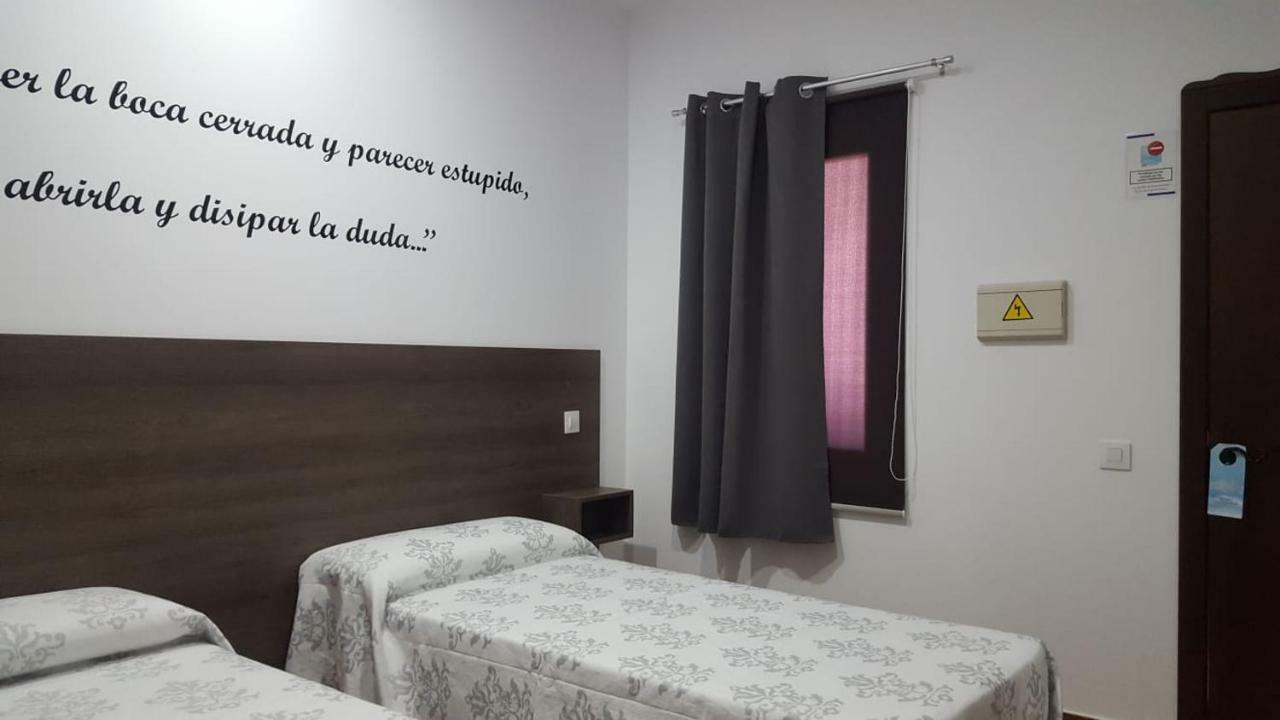 Hostal Almagro - Parking Esterno foto